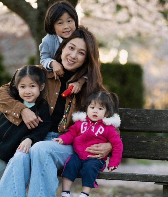 40岁钟嘉欣低调出行,手上两颗大钻戒太晃眼,网友:嫁了个好老公