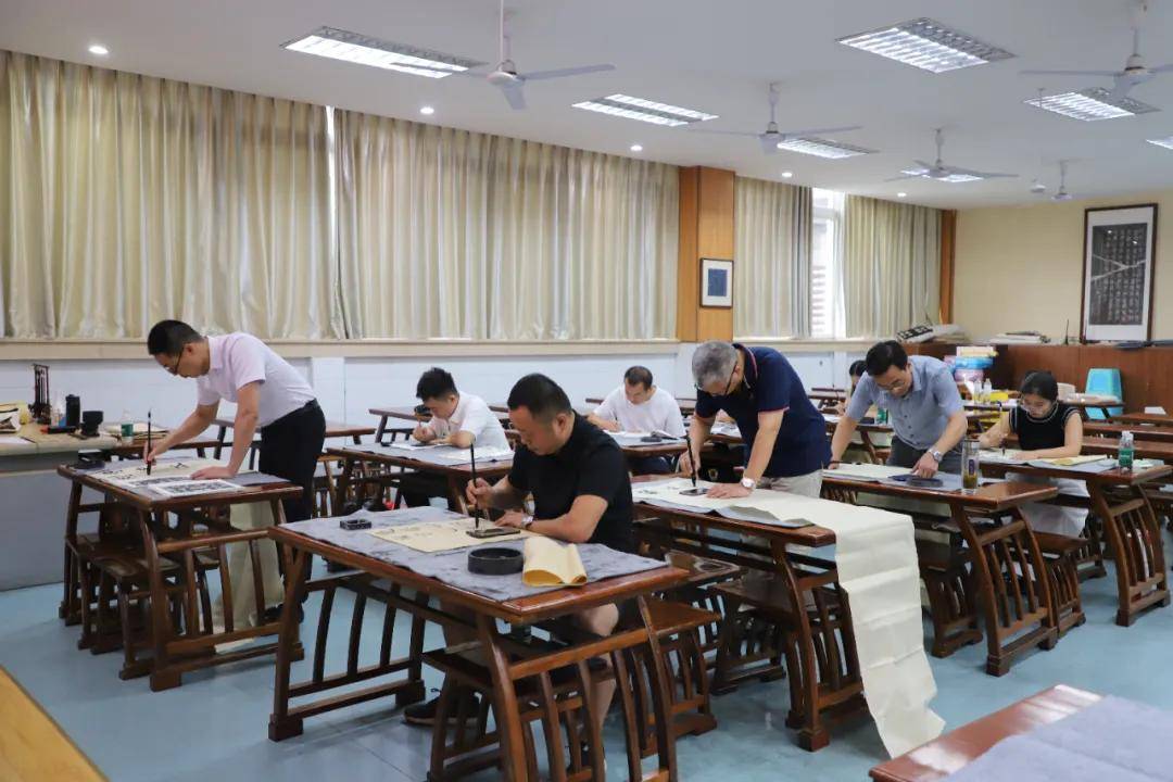 重庆高新区中小学书法教师基本技能培训在重庆大学城第二小学举行