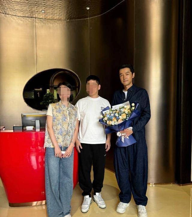 朋友晒胡歌庆生照,好帅好温柔,那方形蛋糕太抢眼了_网友_生日_照片