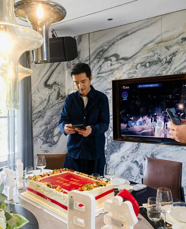 朋友晒胡歌庆生照,好帅好温柔,那方形蛋糕太抢眼了_网友_生日_照片