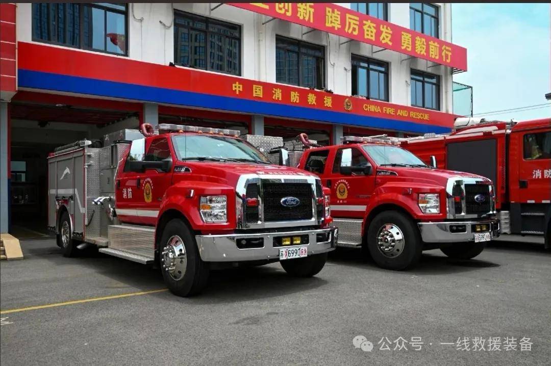 巨无霸福特f650猛禽消防车,坐在2楼开车是一种什么体验?