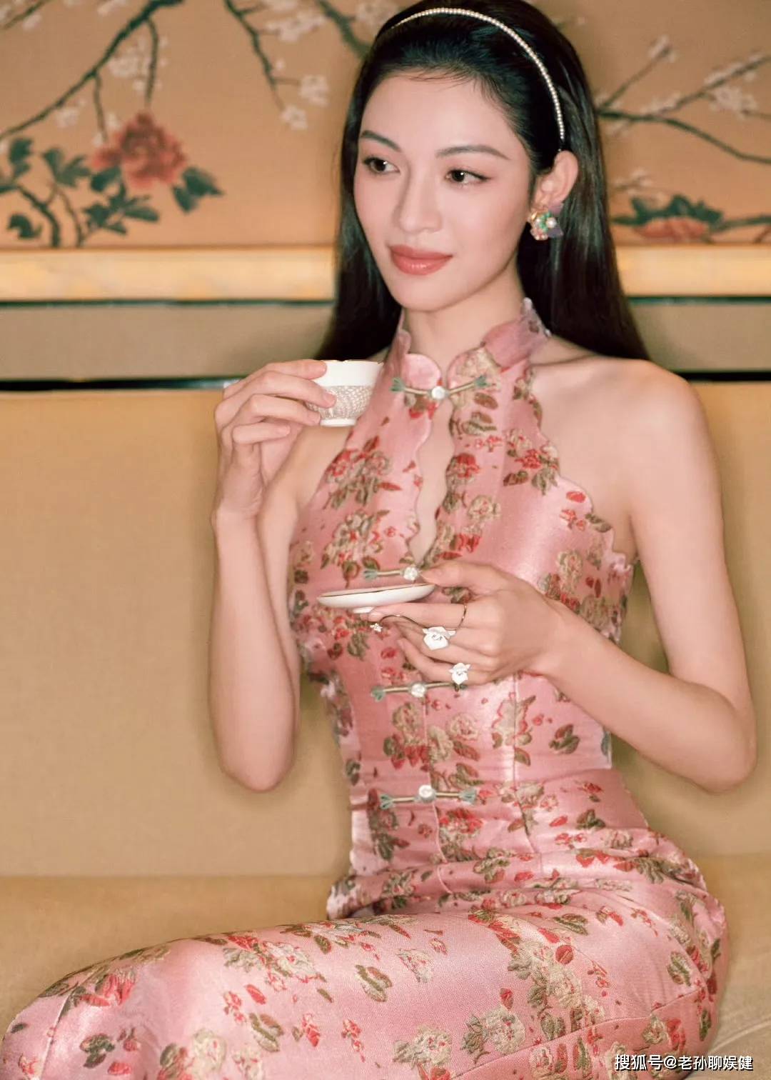 钟楚曦穿旗袍,双唇饱满,大气又温婉,东方神韵美人