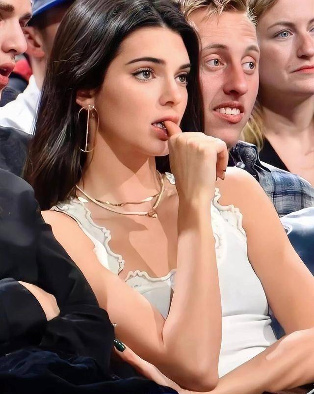 肯达尔·詹娜:时尚与自信的完美演绎