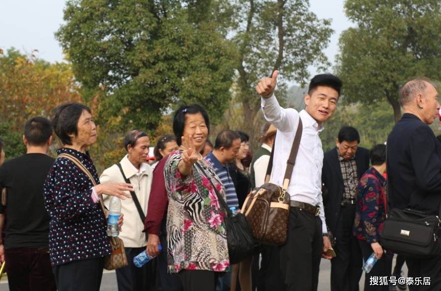 “乐”分享 | 国庆乐游,老年亦欢,祝大家国庆快乐!_旅游_年轻人_社交