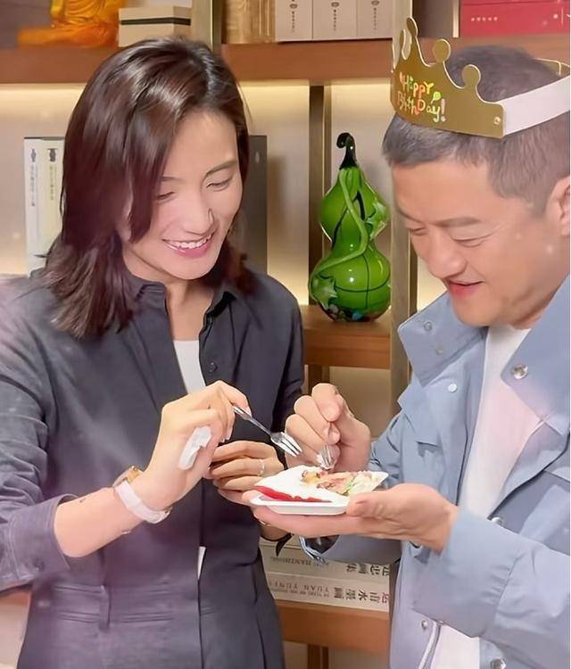 李亚鹏53岁生日,海哈金喜惊喜现身庆祝,夫妻当员工面亲吻超甜蜜