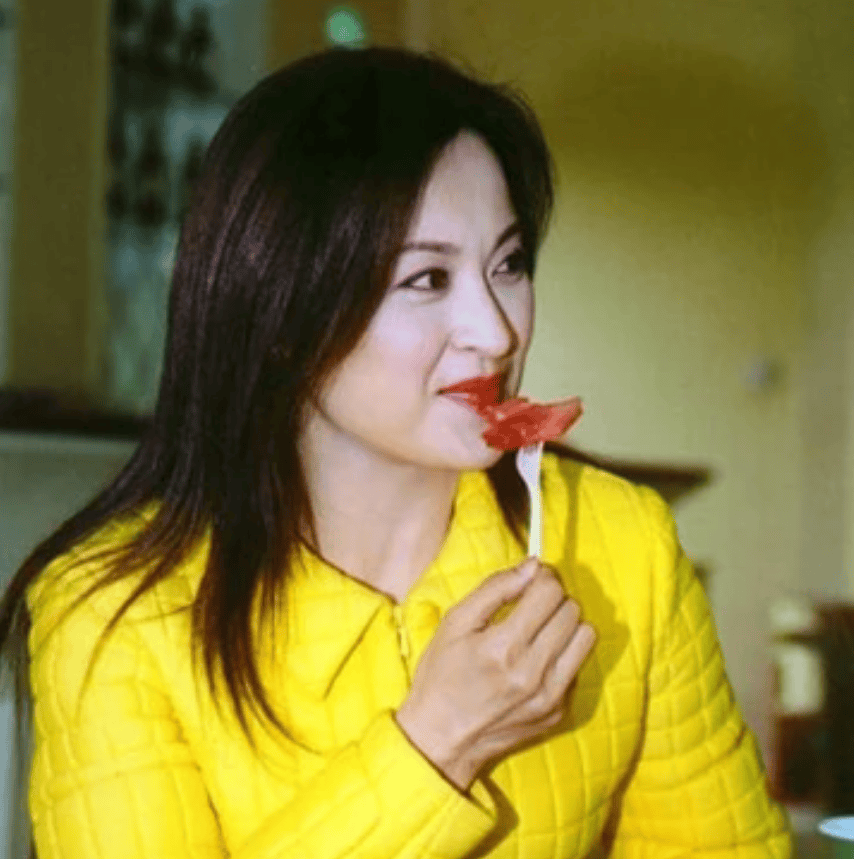 娱乐圈公认的美女,凭《雪山飞狐》爆红,嫁离异富豪后怎样了?