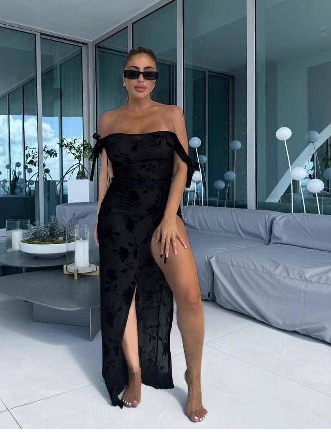 前几天,皮蓬前妻拉尔萨抽空和儿子小皮蓬聚会,拉尔萨穿着一套银色镂空