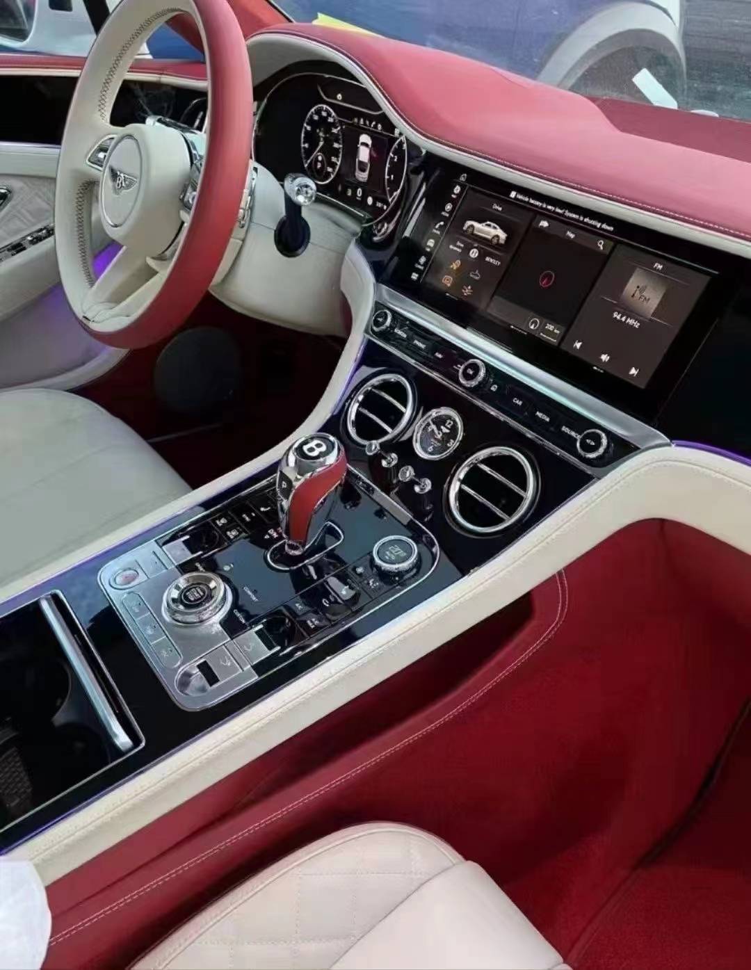 宾利欧陆敞篷gtc v8,白红双拼内饰