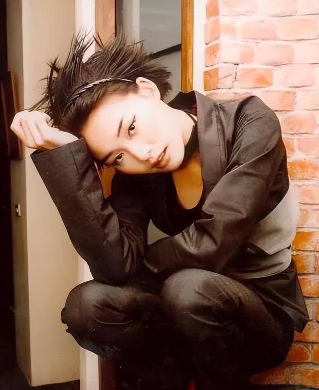 她曾与王菲齐名,惨遭两男折磨"成精神病,50岁再出山却遭人嫌_陈佳明