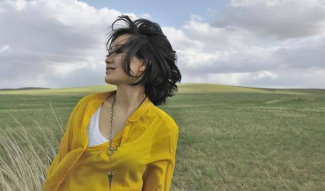 这位曾经叱咤风云的蒙古族歌手,如今已是53岁的"大妈".