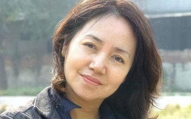 李幼斌姐姐"李野萍:成名后不和弟弟合作,给离异的父亲找老伴