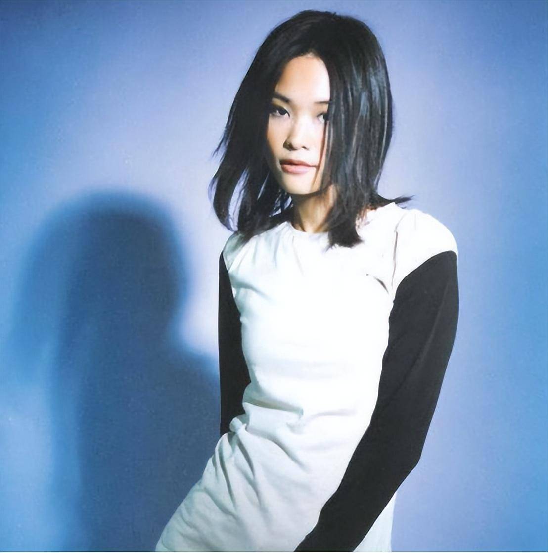 她曾与王菲齐名,惨遭两男"折磨"成精神病,50岁再出山却遭人嫌_陈佳明