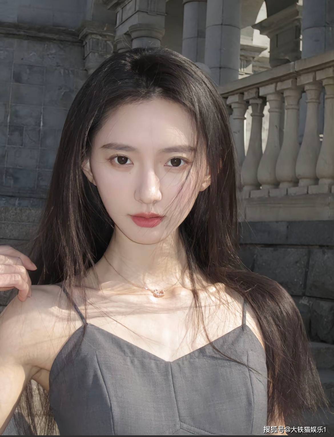 一瞧,还是个是标志的大美女,时下流行的小瓜子脸,双眼皮的大眼睛,鼻子