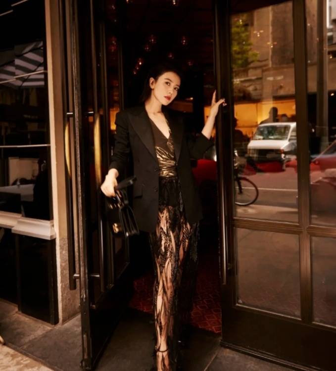 高圆圆也有妩媚的一面,黑色蟒纹丝袜搭配修身西服魅力十足!