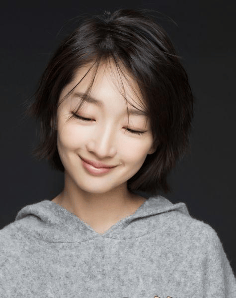 事实证明,"相貌平平"的周冬雨,已经在另一个圈子里红得发紫