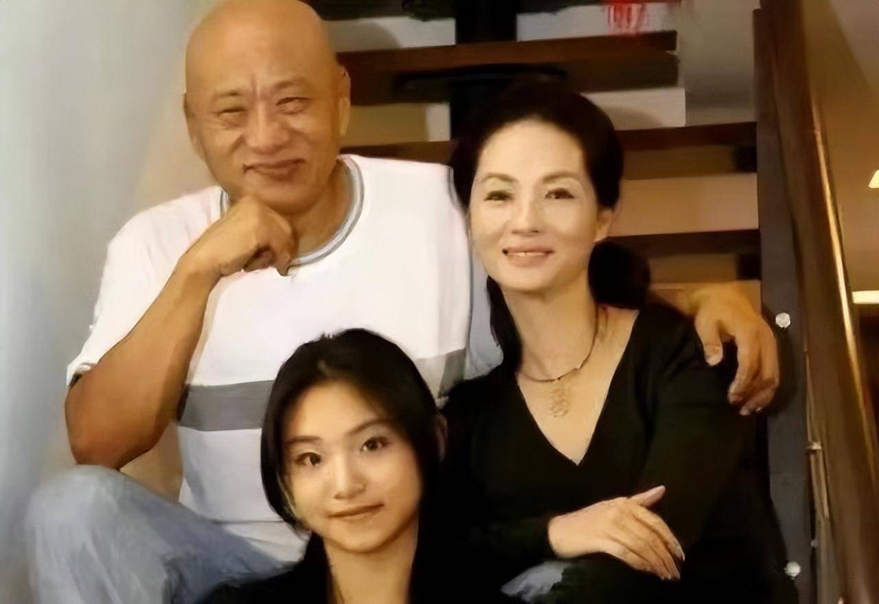 嫁给大自己18岁的凌峰,八十年代青岛美女贺顺顺,她图什么?