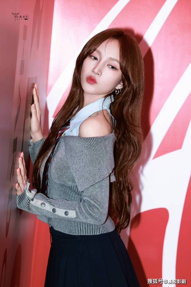 孟佳学姐风造型又美又a 嘟嘴秀香肩性感俏皮