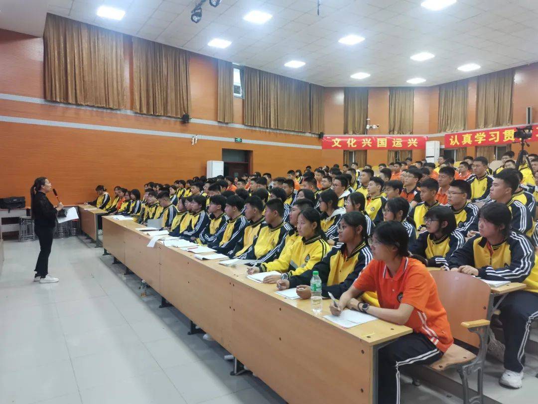 衡水市第十四中学召开高一年级宿舍长安全会议