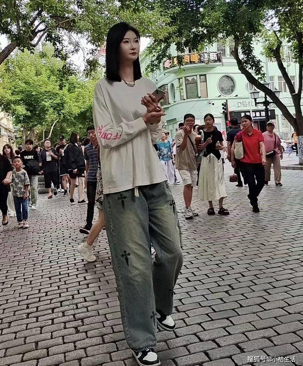 东北女孩身高2米26,长相貌美如花,母亲却犯愁:没有男孩敢追求