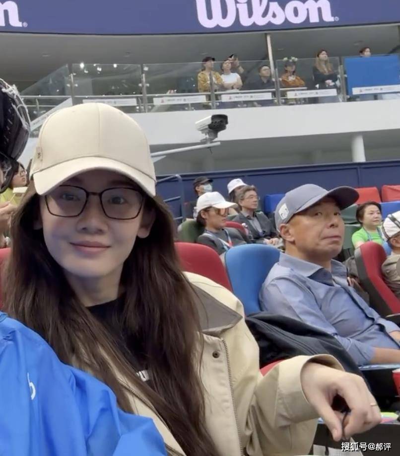 郑恺罕见晒与苗苗合影,两人同看比赛甜蜜互动,两人结婚生三胎