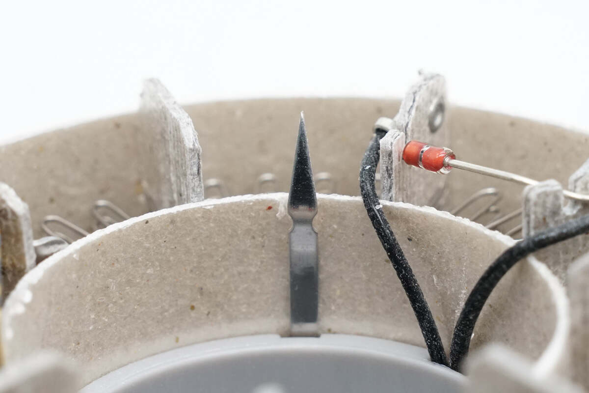 蛇形发热丝特写,通过云母框架固定.在发热丝组件外套云母套管隔热.