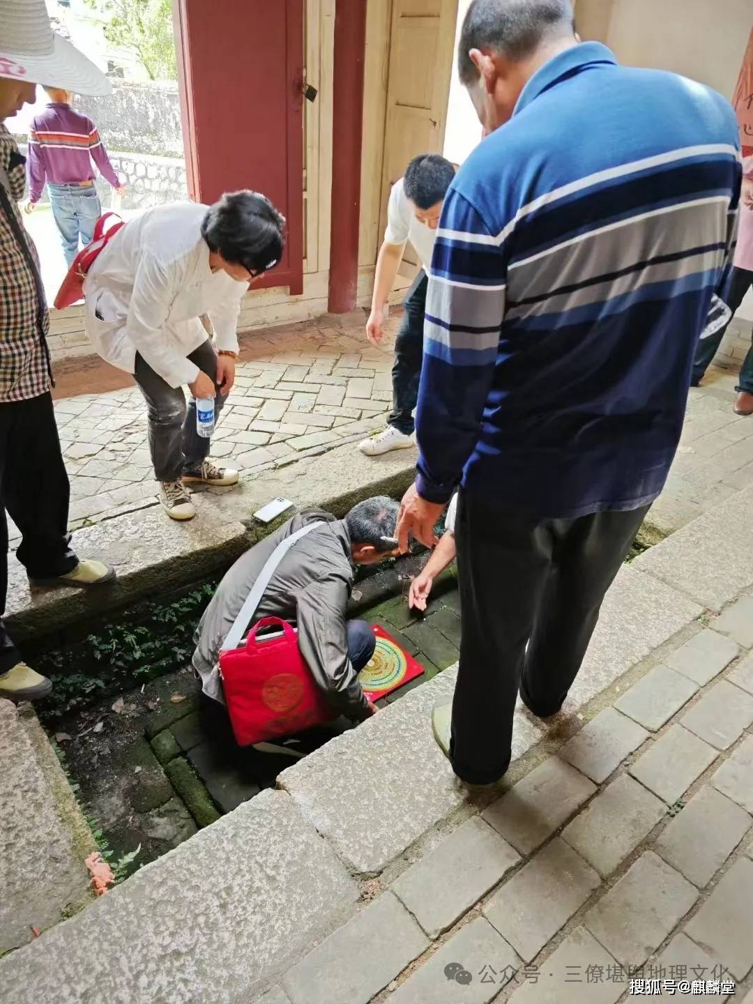 向右穿行一小巷才能进入祠堂犹如穿行在蛇洞之中