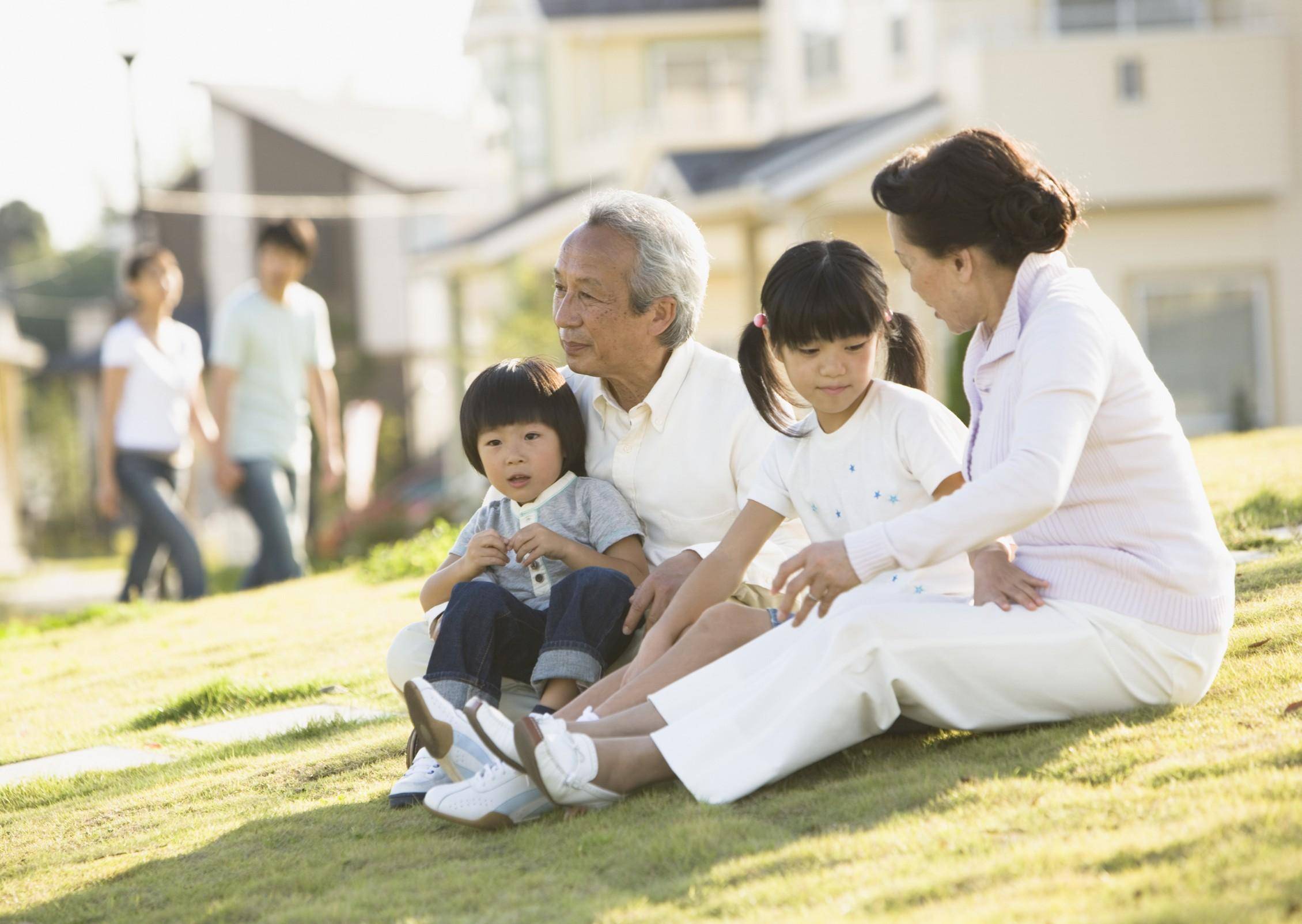 "假带娃"现象越来越多,老人倚老卖老,年轻人有苦难言