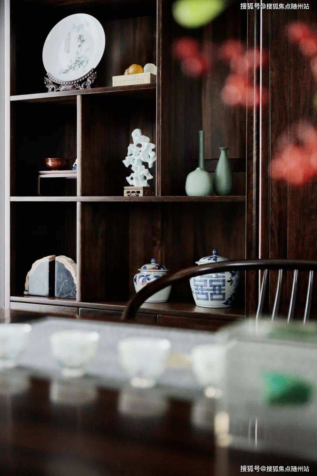 二楼书房二楼书房二楼开放式书房古色古香博古架收藏了业主的心爱之物