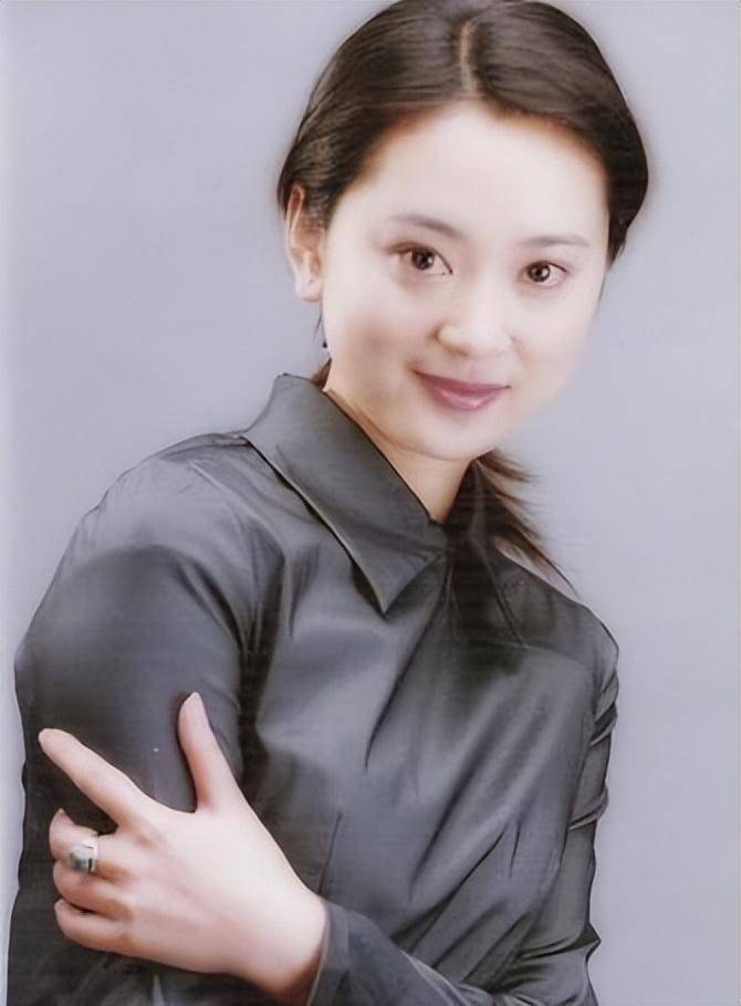 她是最干净的女演员,与小丈夫结婚18年零绯闻,把婆婆当亲妈对待