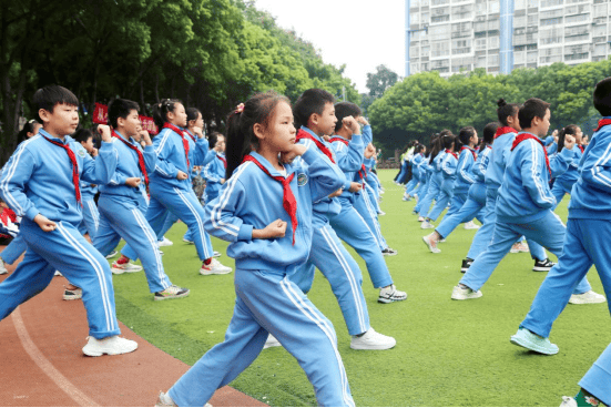 随着合影留念的快门声响起,北二外成都附小北区学校国防教育实践体验