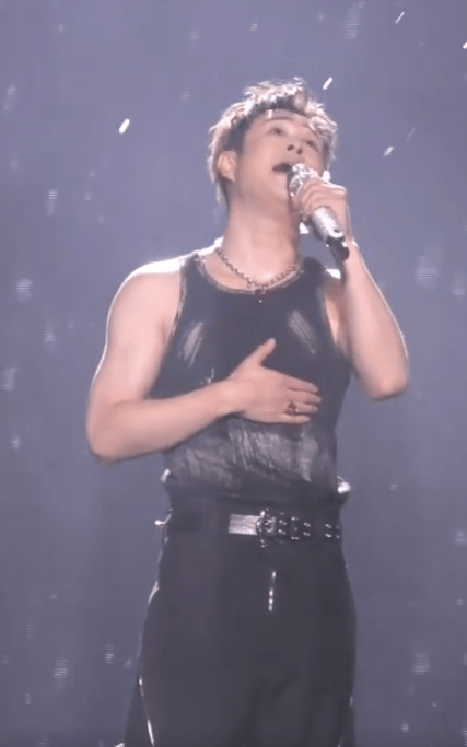 小沈阳演唱会上大秀肌肉,宽肩窄腰秒变帅气爱豆