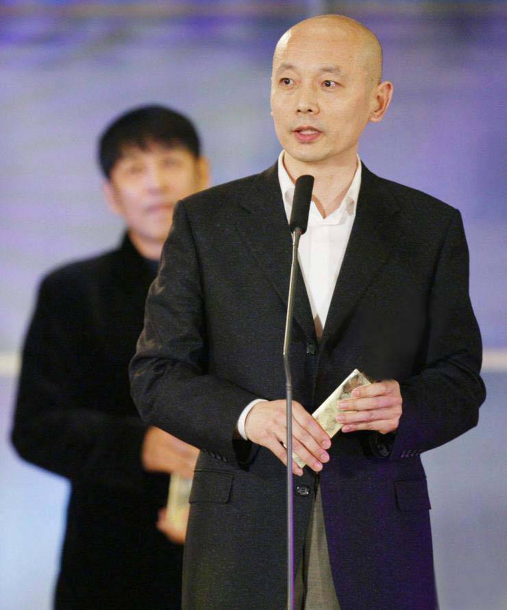 父母已离世,妹妹还远在美国,67岁无儿无女的葛优,如今怎样?