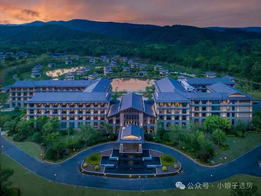 位于原乡硒谷养生度假村内,依山傍水,岗峦叠翠,环境幽雅,是天然的氧