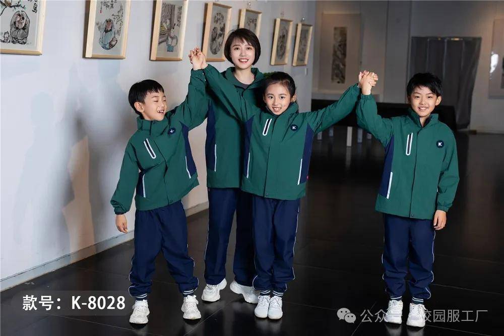 中小学现货供应：时尚保暖三合一冲锋衣校服