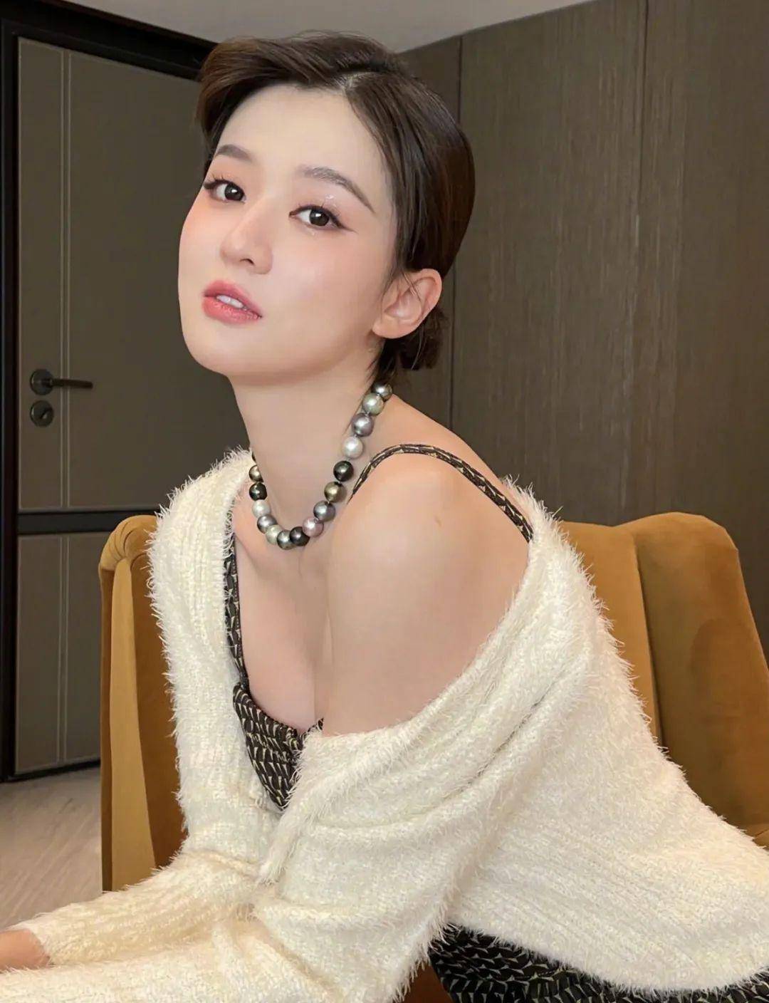 乔欣,和虞书欣一样,是圈内公认的江浙沪白富美.