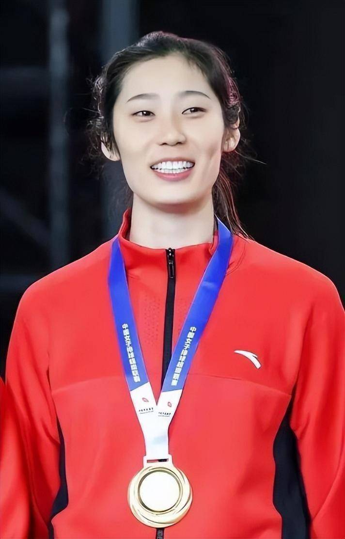 中国女排巨星朱婷:用比赛奖金还清家中债务,如今父亲最操心婚事