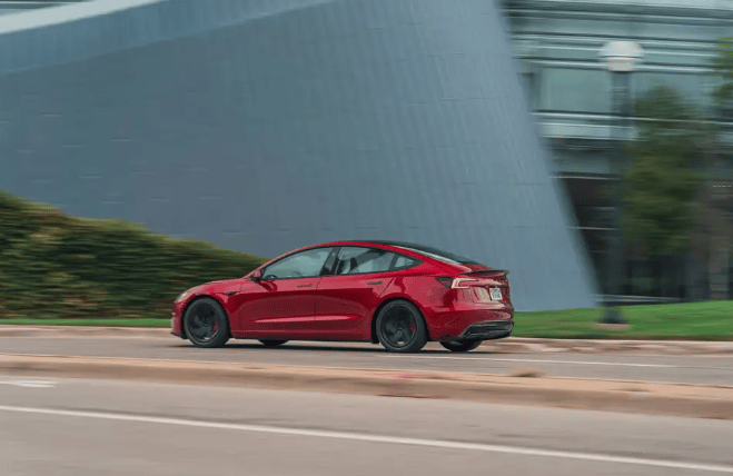 特斯拉Model 3焕新版:运动外观加持,一体式运动座椅,2.8秒破百_搜狐汽车_搜狐网