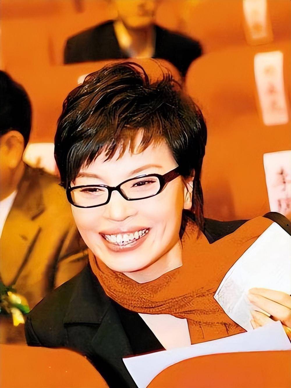 央视李瑞英:工作28年无失误,接到儿子坠楼信息,她含泪坚持上班