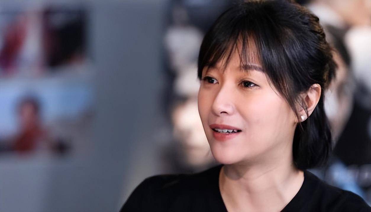 从19岁开始谈恋爱,年近半百还没结婚,"风流才女"徐静蕾现形记_王朔