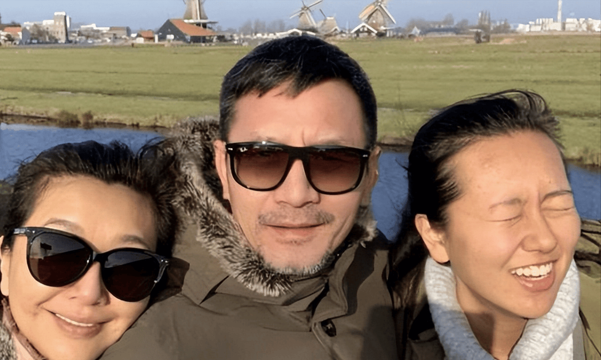 54岁田小洁陪江珊逛街好贴心啊,头发白了也老了,却宠爱老婆21年