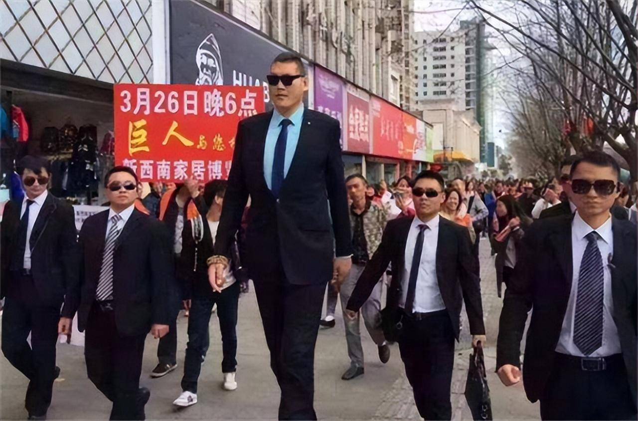 亚洲巨人张欢:身高2.38米,找1.55米的网红女友,如今怎么样了?