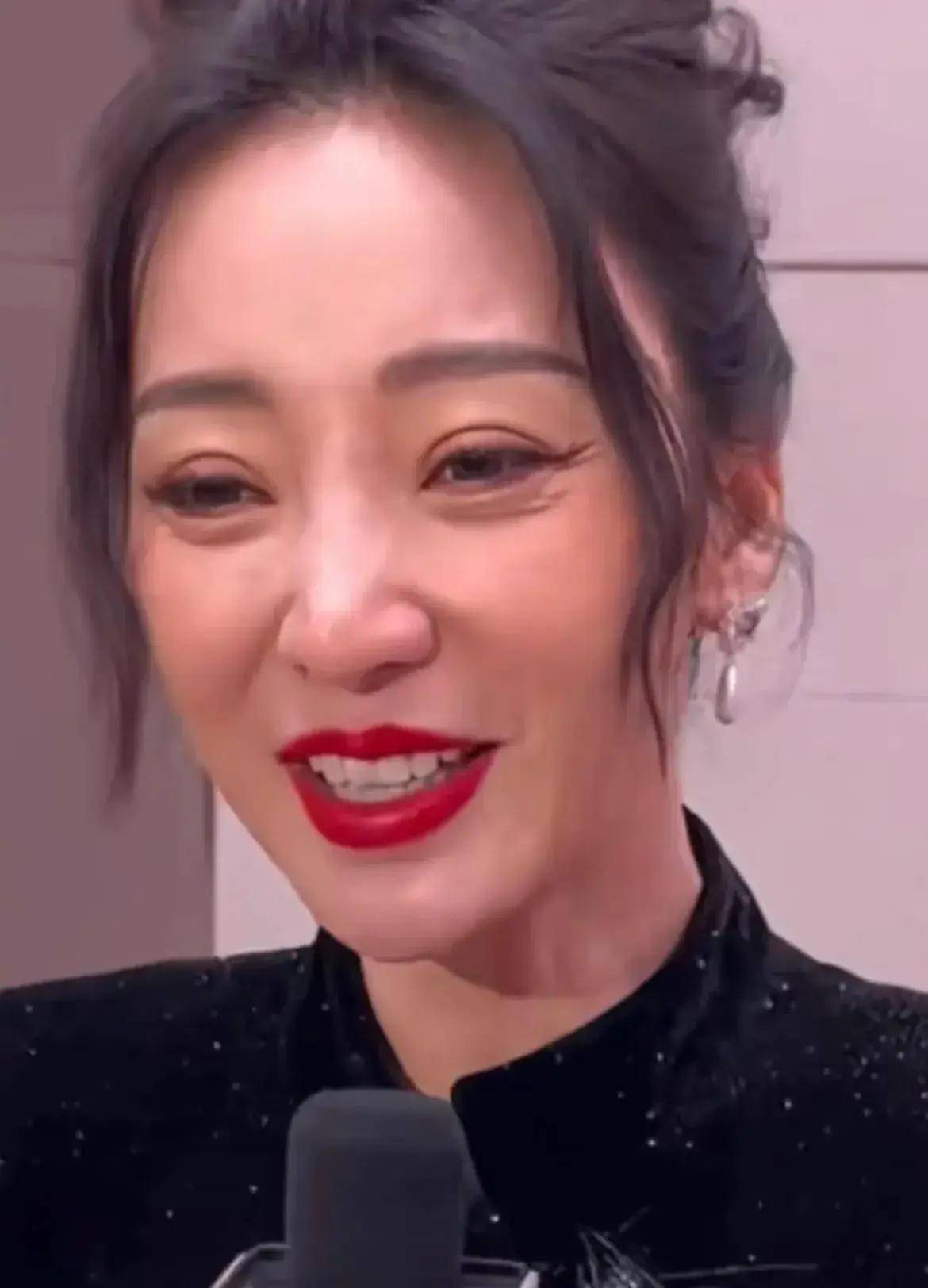 柳岩近照生图曝光,脸上皱纹明显十分显老,网友吐槽不敢认