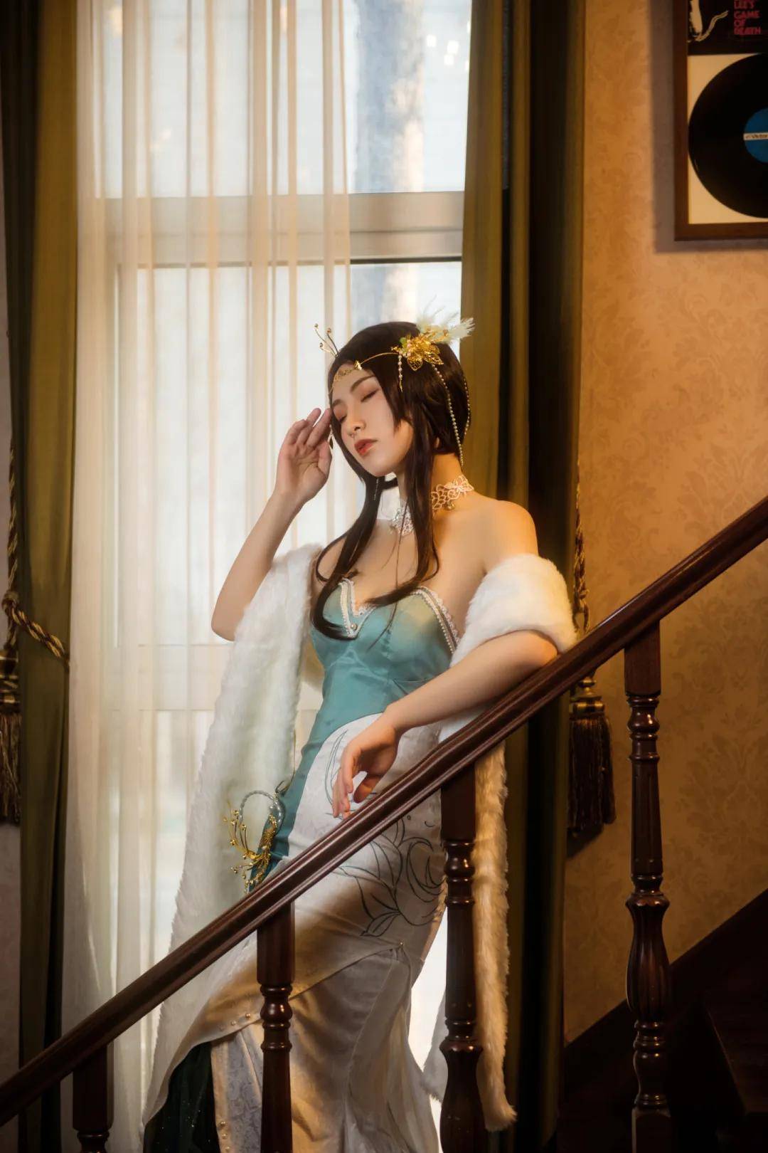 虞姬晚宴cosplay,性感裸背成全场焦点,这谁顶得住?