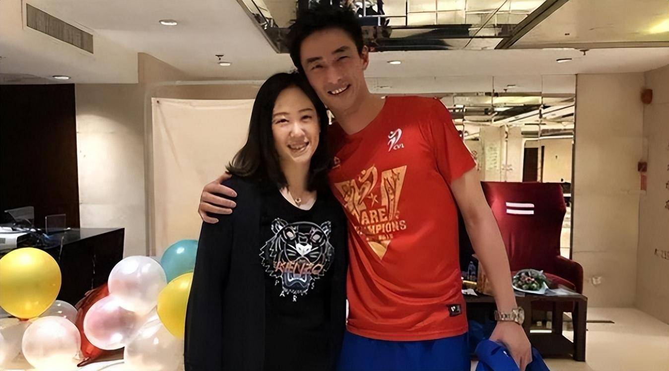 米杨:2019年嫁上海名将,33岁两颊圆润,2022年与继女相处融洽