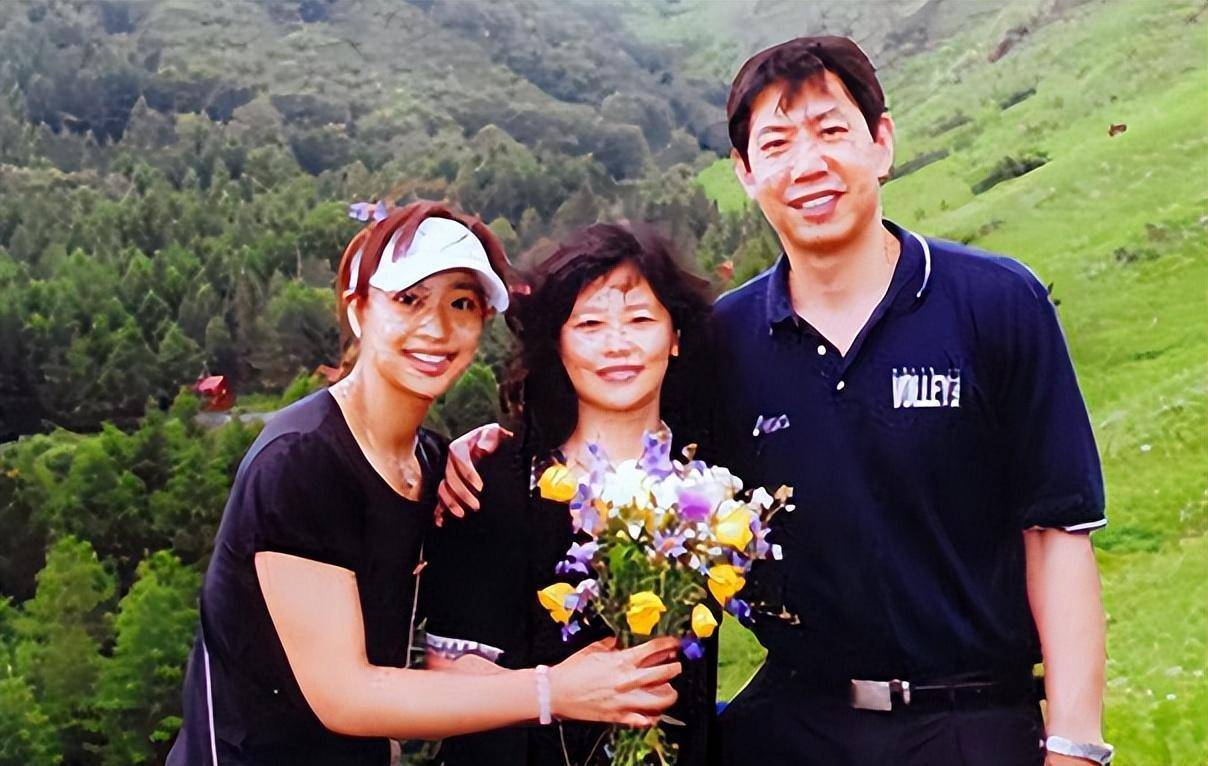 米杨:2019年嫁上海名将,33岁两颊圆润,2022年与继女相处融洽