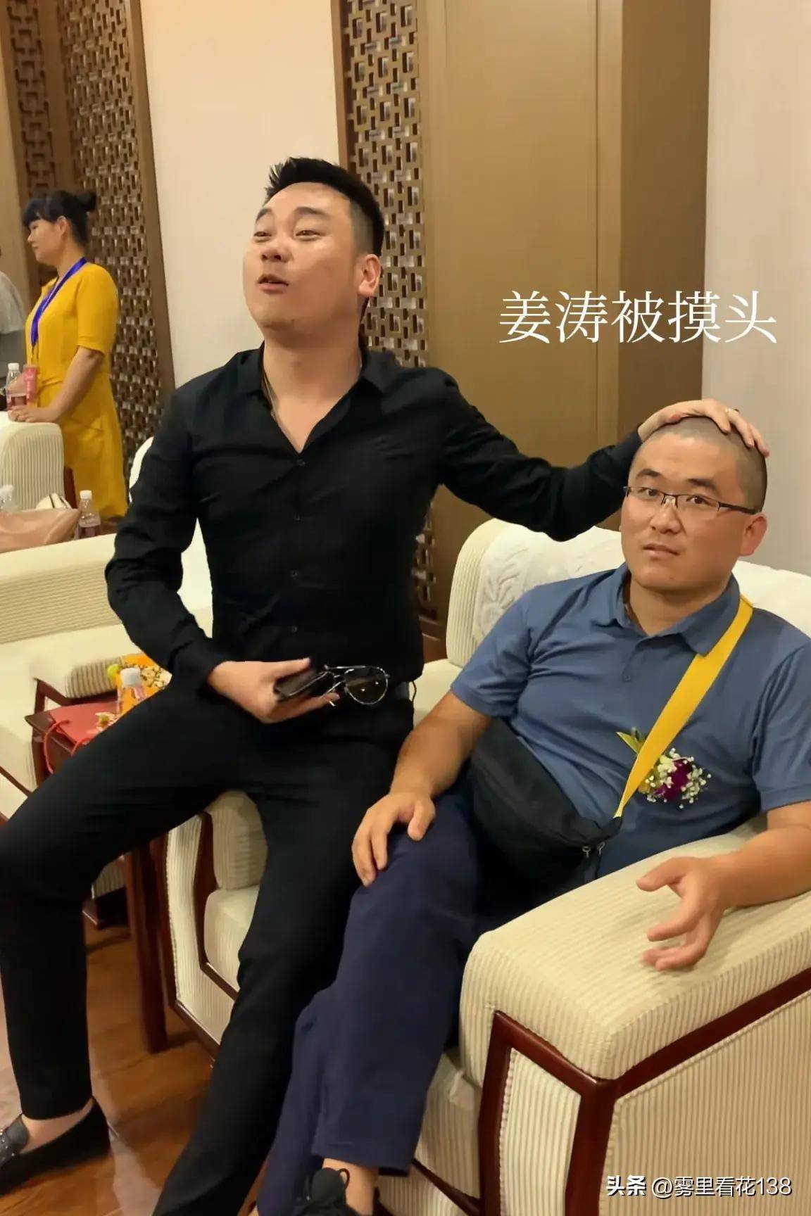 ①明星姜涛大小也算是几百万大网红,而且以前还拍过电影,在娱乐圈和网