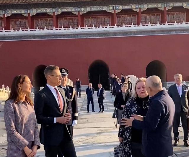 芬兰总统访华,刚到中国,美台再签大单,约一千架攻击无人机给台