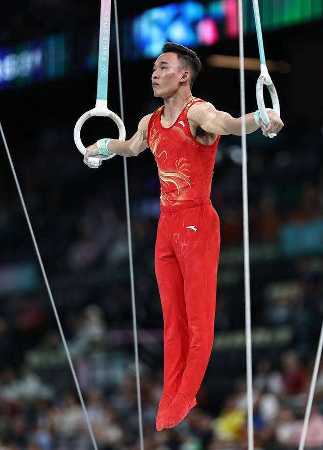 简单来说,男子双杠主要考验运动员的力量,速度和技巧,需要他们在两条