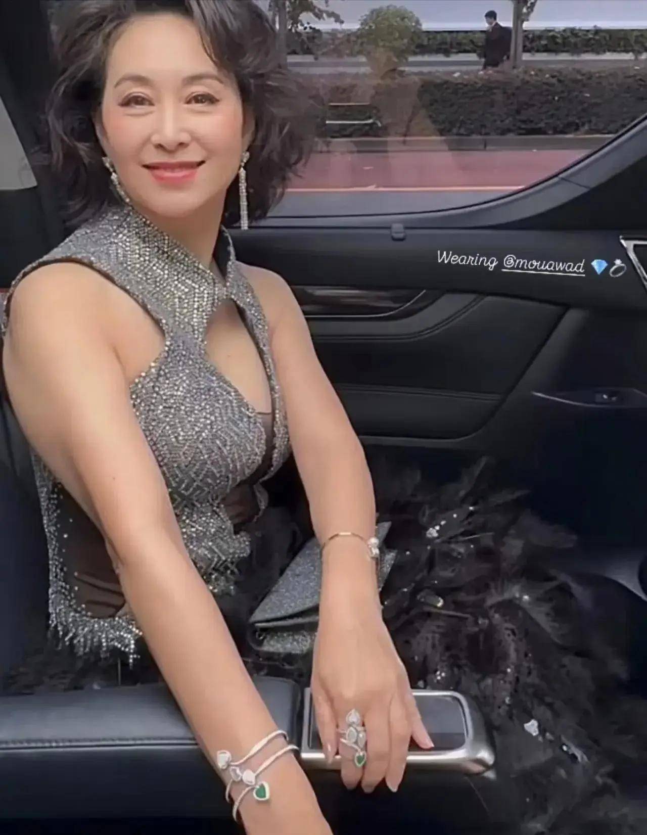 何超琼现身东京电影节,身穿礼服超大气颜值不输明星,太美了
