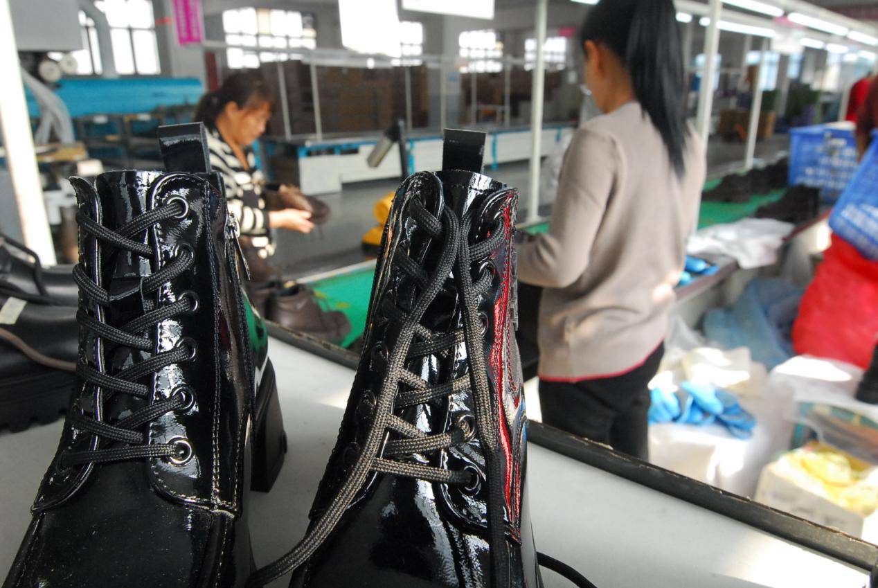 休闲鞋市场风向标：批发潮流趋势解析